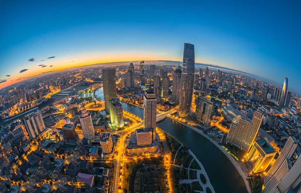 《不夜津城》<br />
爬楼真是上瘾,爬了北京的还想爬其他城市,看网上图片天津也有几个经典机位,周末我们一行爬楼小队就出发了,下午到君临天下碰上物业没拍到夜景,第二天凌晨再登君临,用鱼眼镜头拍下了这张。