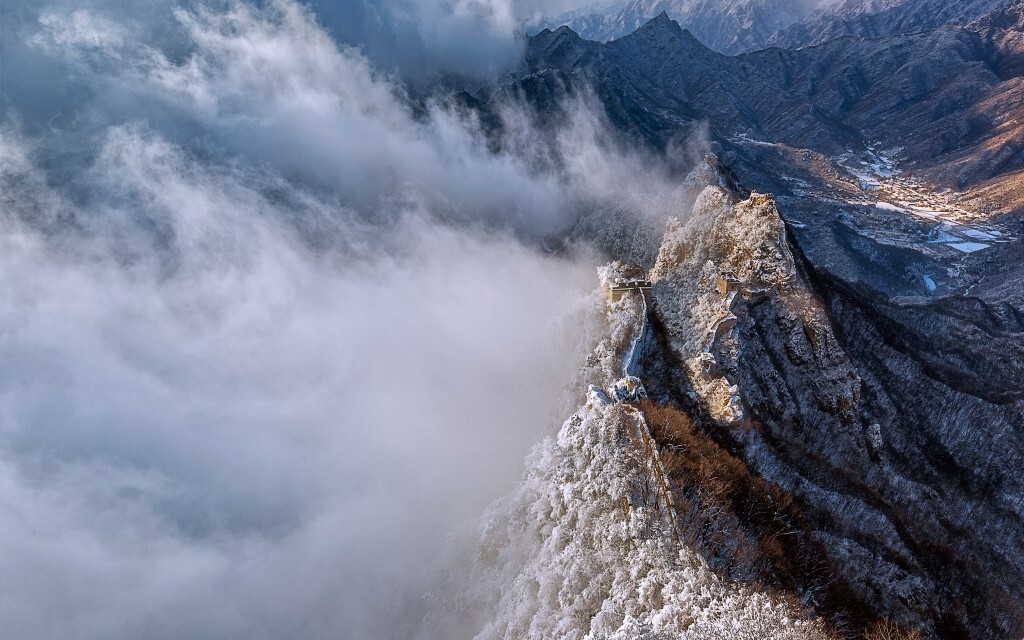《云海翻腾绕箭扣》<br />
北京难得的连续降雪,为了拍到雪中箭扣长城云海,我跟摄友们凌晨爬山登上箭扣长城最高点镇北楼,给眼前的一幕惊呆了,云海缭绕的雪中长城真是太美了,为了拍到最佳效果,我们在城楼上呆了一天,一直在按快门,生怕错过最佳光影,回来后选出一张最满意的,后期加强了细节跟光影对比度,真是太壮观了。