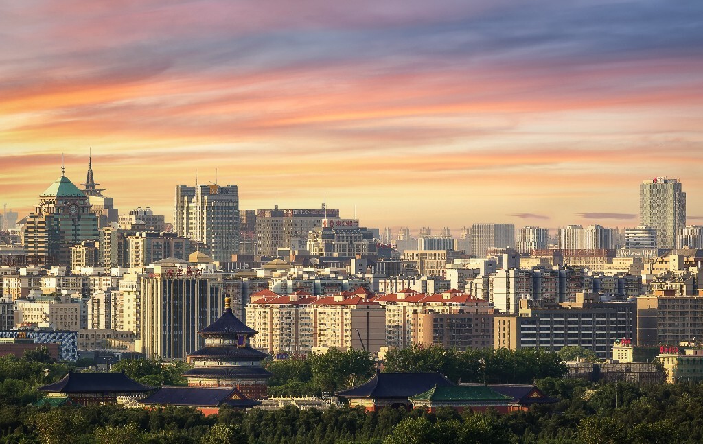 《夏日帝都》<br />
晚霞映衬下的帝都,古建筑跟现在建筑形成鲜明对比。