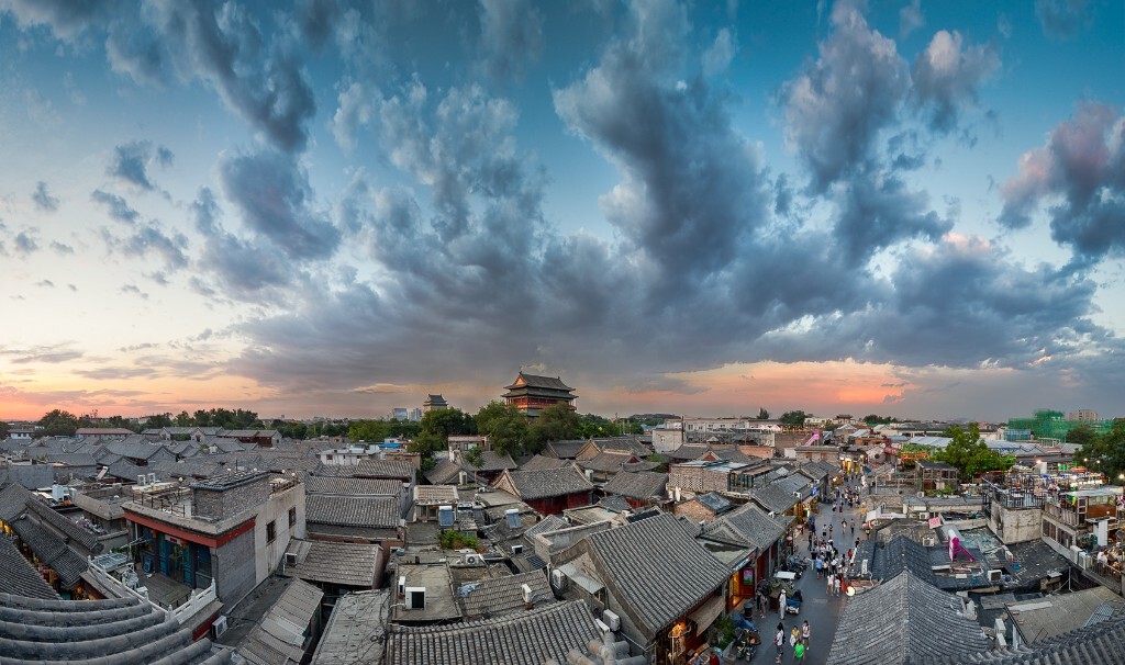 钟鼓楼是坐落在北京市南北中轴线北端的一组古代建筑，与周边形成的胡同、四合院居住区成为古都风貌的重要组成部分，钟鼓楼在人们的心目中已成为“老北京”的象征。