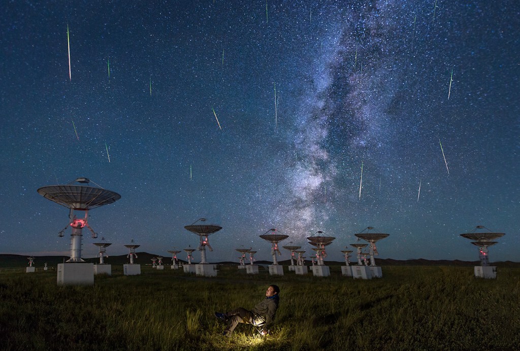 《流星雨奇妙夜》<br />
第一次拍摄流星雨,拍了将近700张,从里面选出20多张又大又粗的流星后期蒙版合成,银河跟人像都是同一方向拍摄,后期做了一天的时间,真是累人;13号英仙座流星雨的辐射点大概在东北方向,为了同时拍到银河我是朝西南方向拍摄,那晚上每个方向都能看到有流星划过,一直以为流星都是白色的,这次看到拍到的确实都有色彩,后期我就加强了下,真是一个奇妙,让人难忘的夜晚。