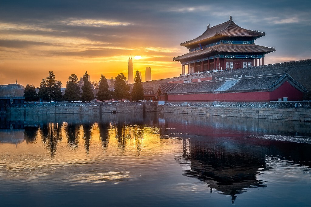 紫禁城北门。建于明永乐十八年，初名玄武门，取古代“四神”中的玄武，代表北方之意，后因避康熙皇帝玄烨名讳改名神武门。