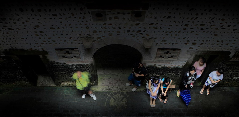 人在屋檐下 br />