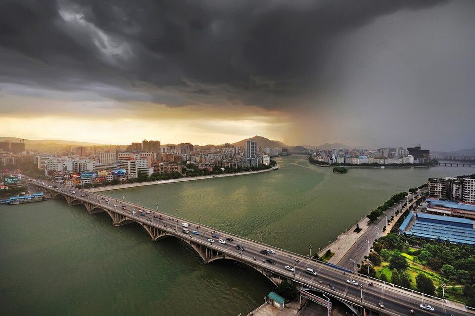 半城阳光半城雨<br />
