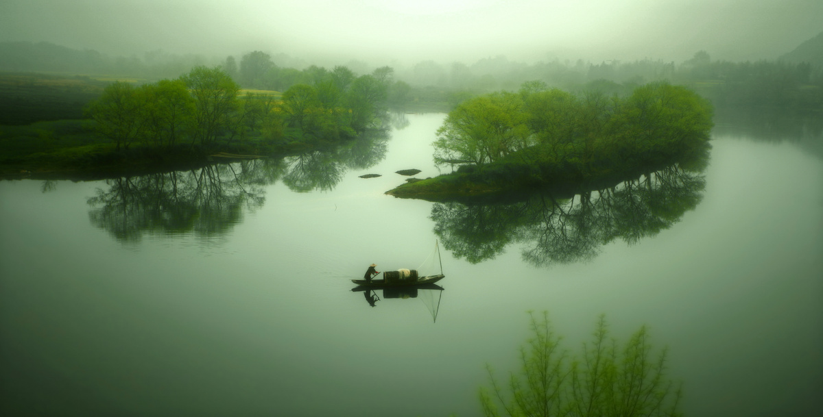 天空淅沥沥的下着小雨,小树冒出了绿芽,小船在青山绿水间清波荡漾