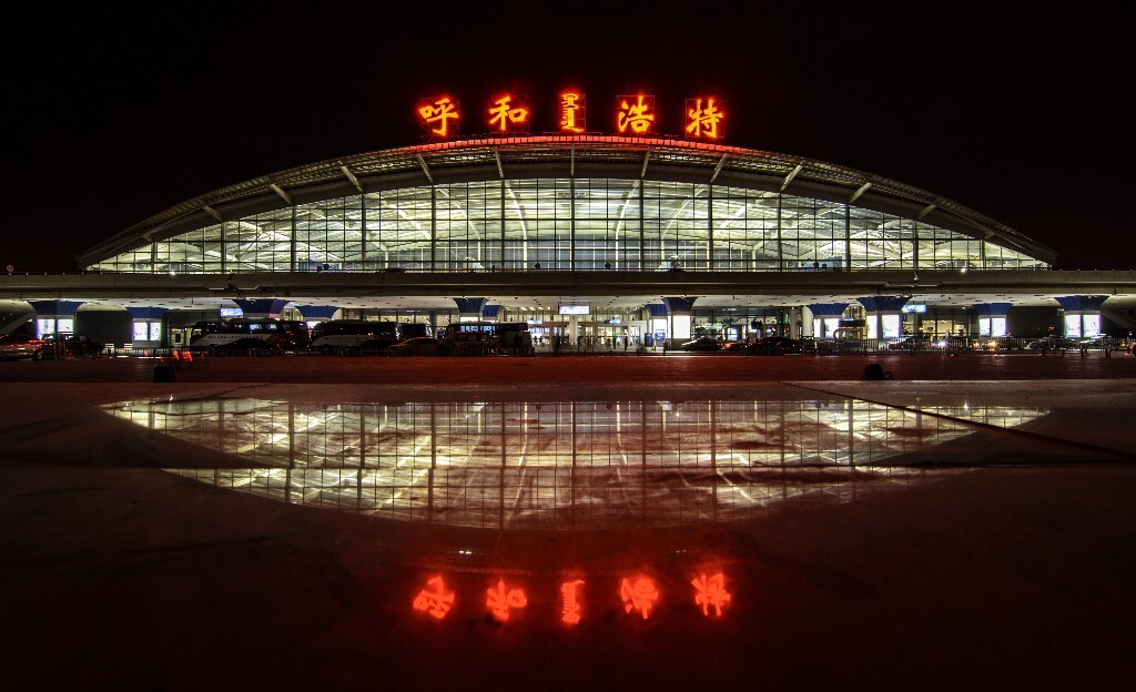 夜幕下的呼和浩特白塔国际机场，白塔机场距离呼和浩特东站不到十公里，乘集包双线的列车可直接看到不远处的白塔机场航站楼。呼市计划将机场由白塔迁往和林格尔，建设盛乐国际机场。