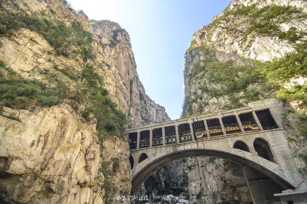 成昆铁路修建于绝壁狭沟之上的“一线天桥”，是中国跨度最大的铁路石拱桥，它所横跨的老昌沟深达200余米，宽50余米。六十年代成昆铁路修筑时，为了尽可能压缩修筑工期，将原设计方案的简支梁桥改为石拱桥，才有了“绝壁逢生”的天工之作。