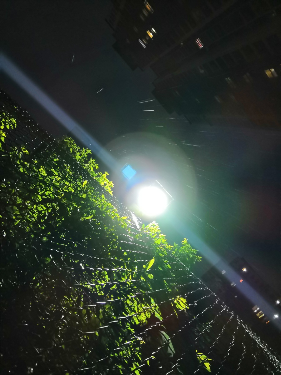 路灯下的雨夜雨夜景