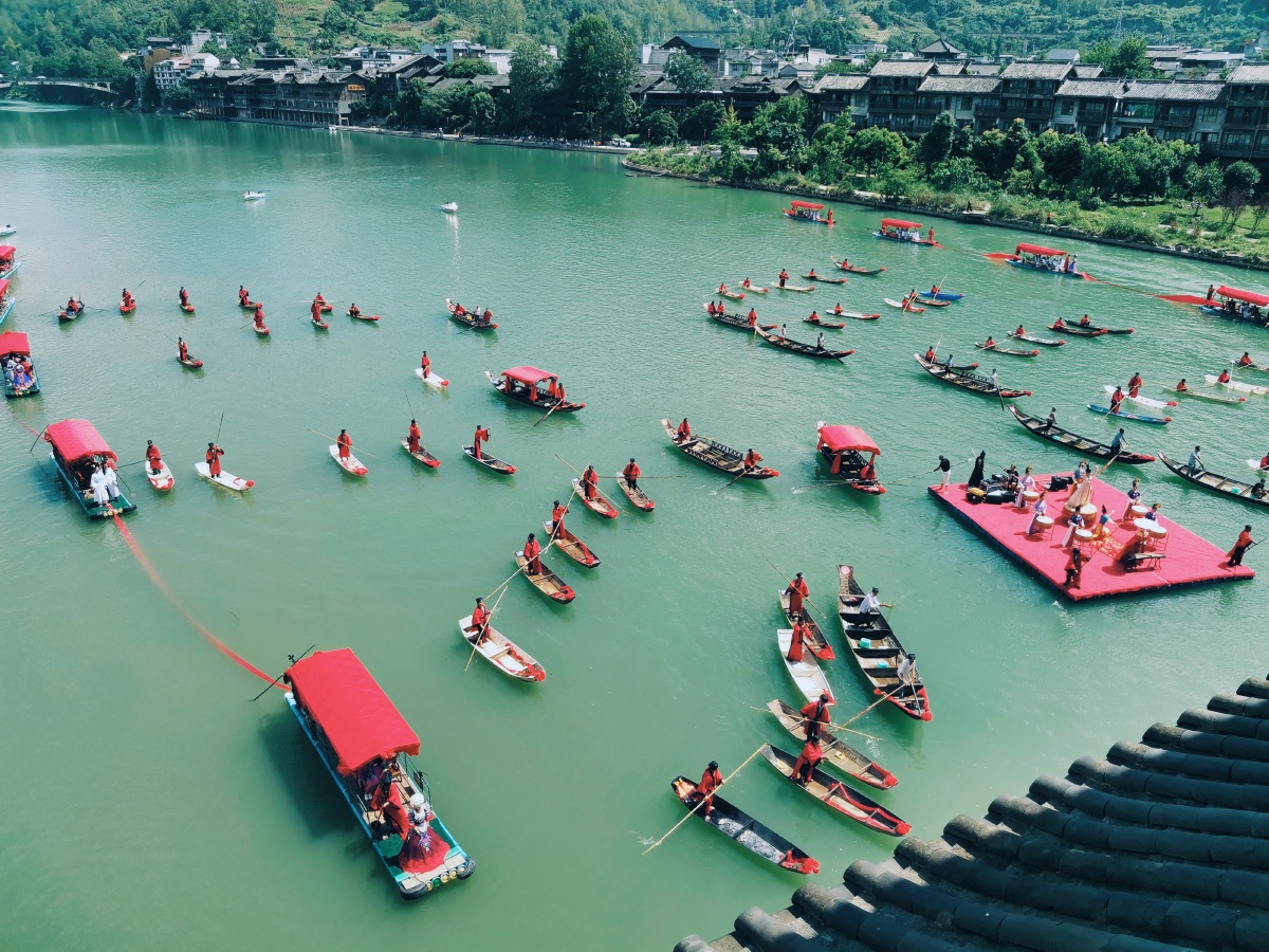 重庆黔江濯水古镇七夕水上表演苗鼓龙船