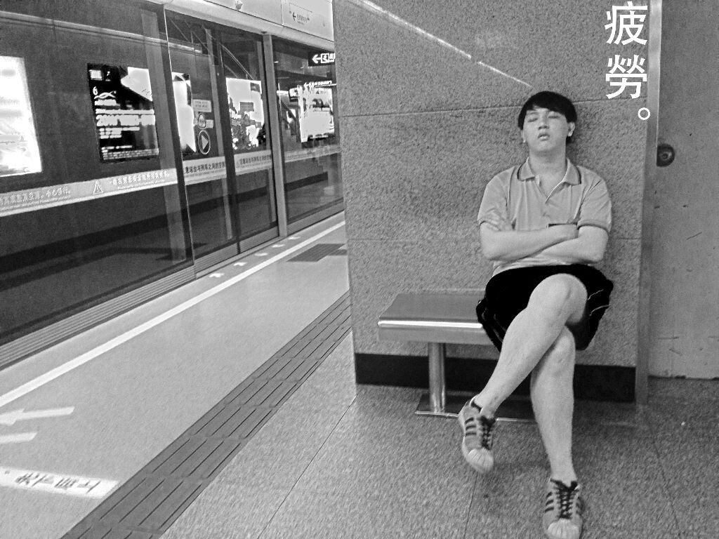 “每天數以十萬計的流動人口,讓這個城市名副其實成了打工城市,生活在這個城市的人,60%懷揣著一個目的:賺了錢回家。”