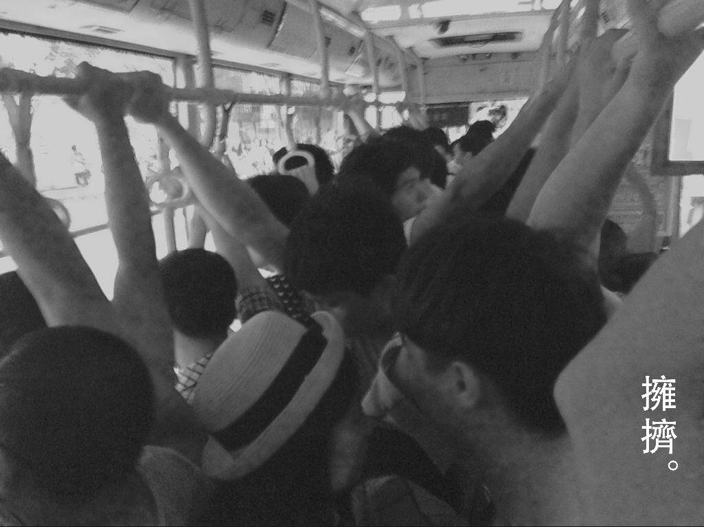 “每天數以十萬計的流動人口,讓這個城市名副其實成了打工城市,生活在這個城市的人,60%懷揣著一個目的:賺了錢回家。”