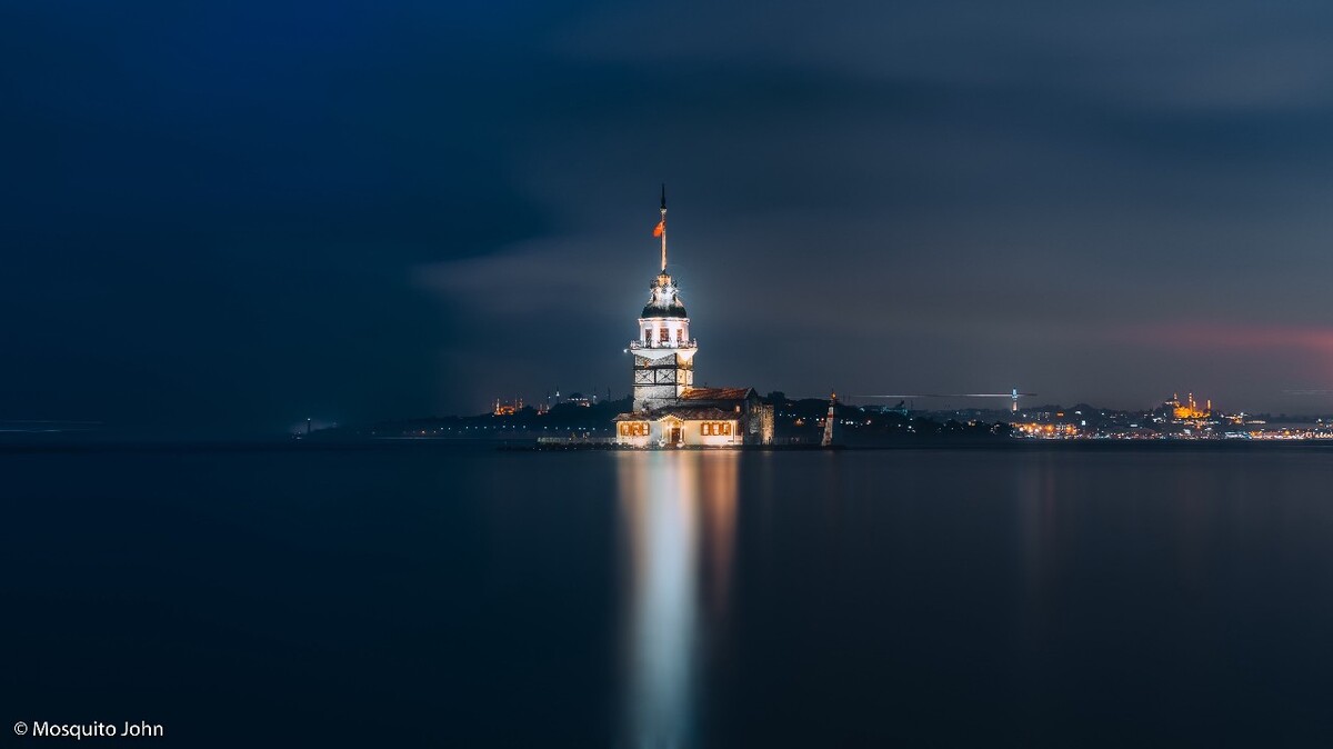 伊斯坦布尔少女塔，独自耸立在海中
