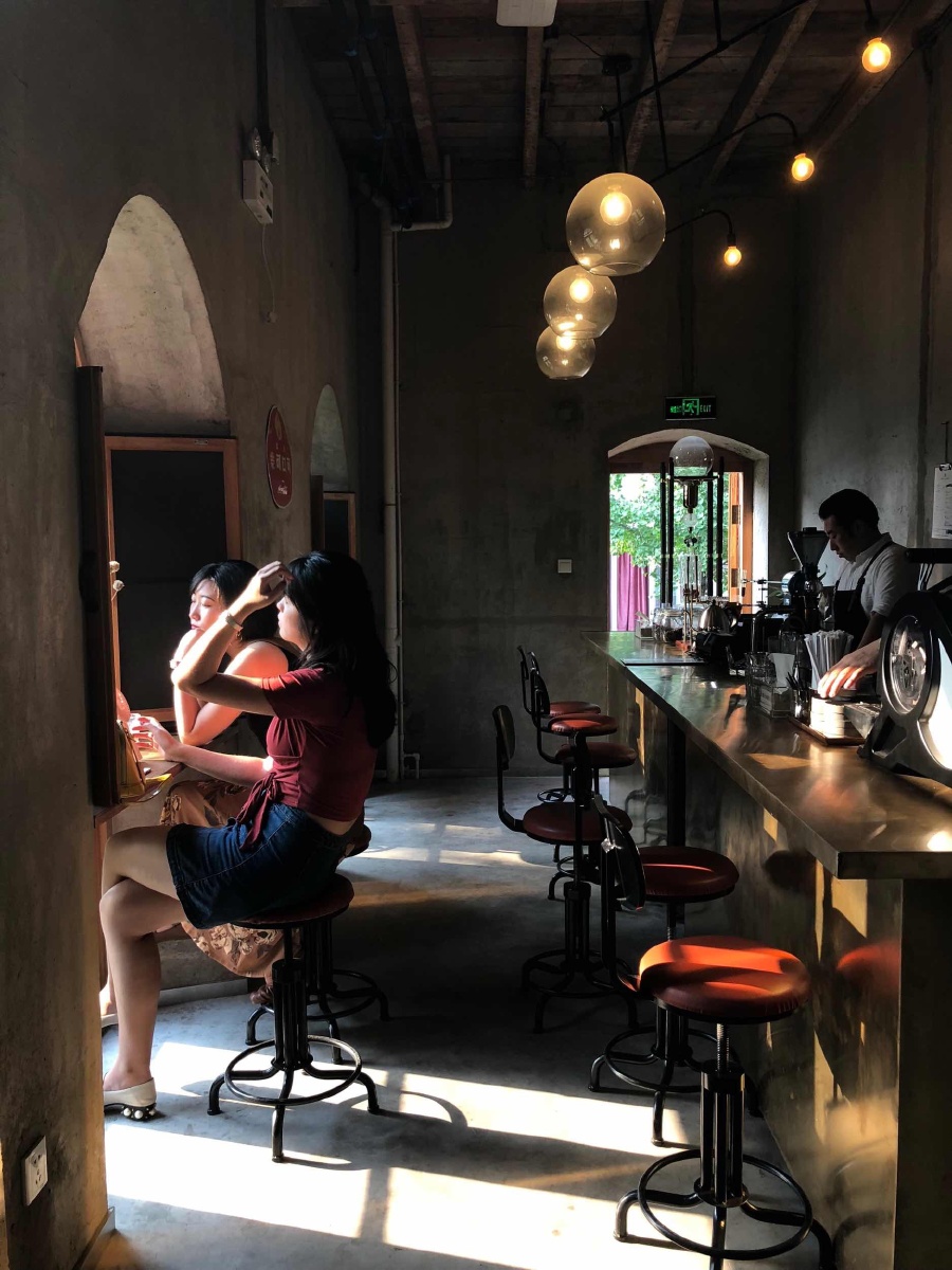 午后的咖啡馆,与友人一起品尝咖啡,聊聊心事,享受着时光的流逝.