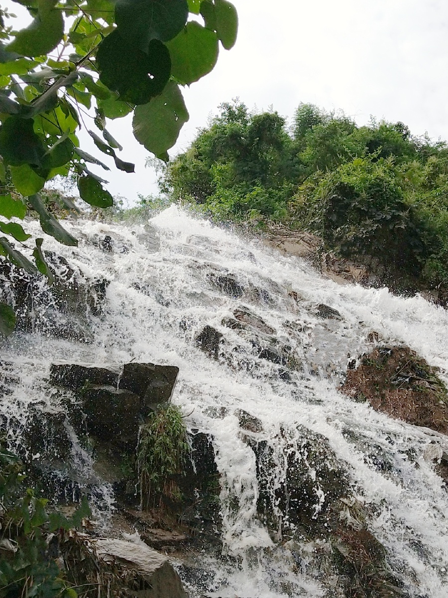 昨夜下雨水沟又成了大瀑布哗啦啦好强的流水声
