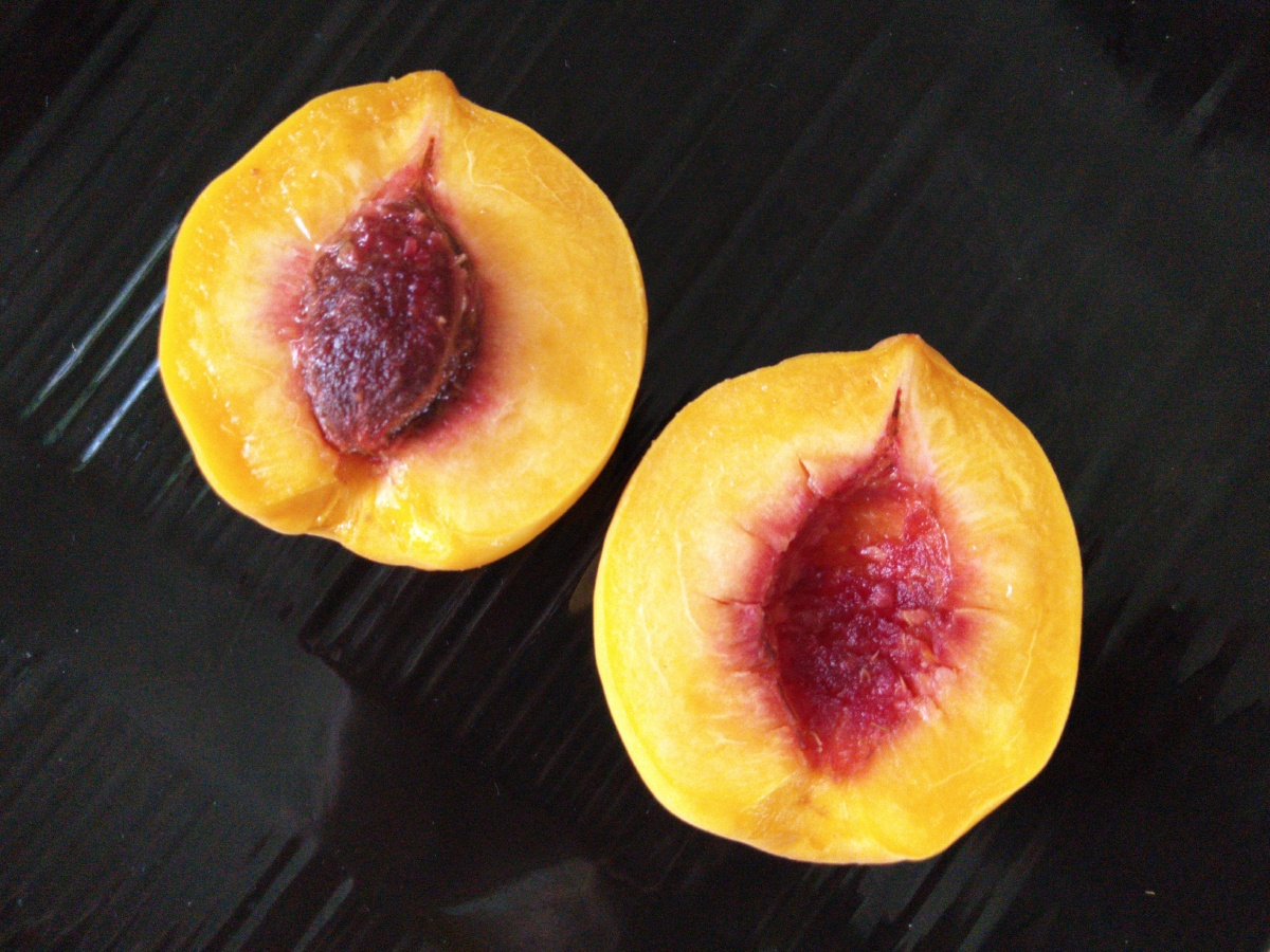 炎陵黄桃刚出炉的图片甜蜜多汁好吃着呢肉质桃果肉紧实口感甜蜜桃味