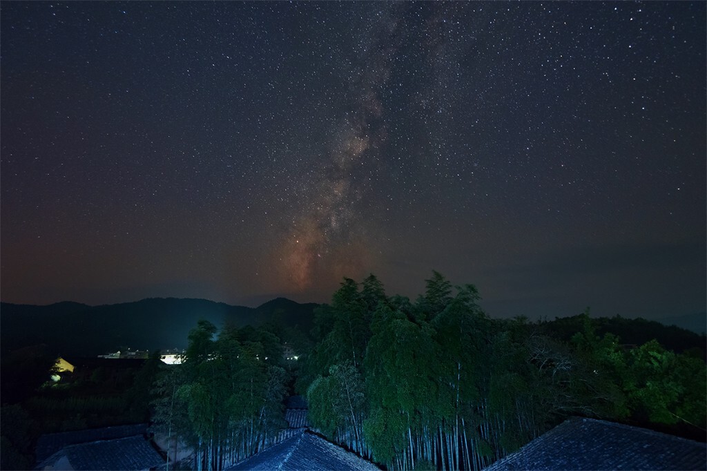 老家的后面有一排老瓦房，我打开浴室灯，点亮前景。