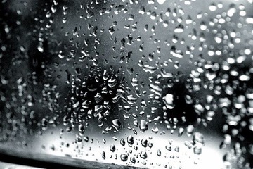 窗外雨蒙蒙
