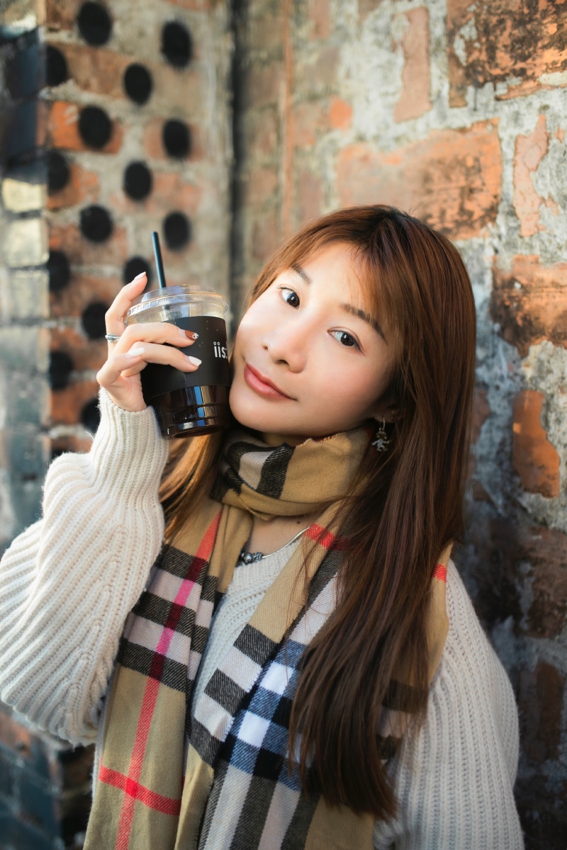 阳光灿烂的广州冬日里给一个女生拍组网红系的写真照广州big艺术园