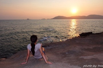 在夕阳下等待日出复活