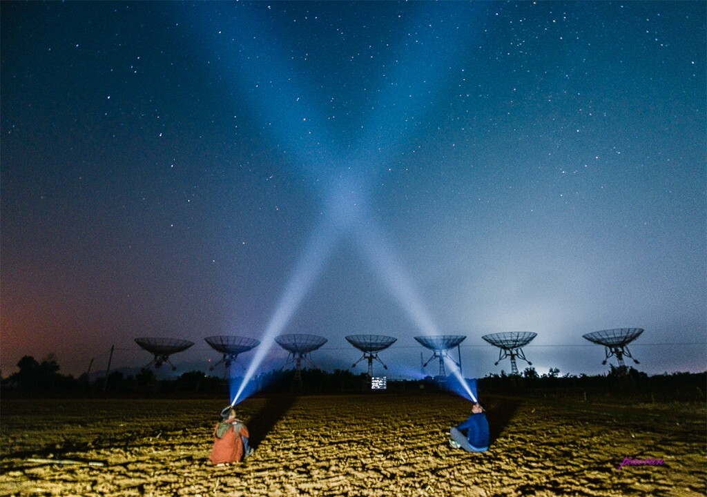 帝都难得看到星空，只能远远的跑到密云去追星。星空下会有很多故事，那些追梦的声音，在夜空下可以听到。
