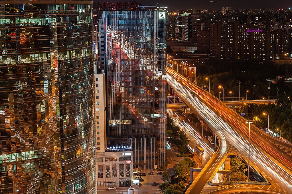 帝都的国贸，有太多的故事发生在夜里。明天？不明天在夜的那边，谁期盼？夜里发生的故事，就让它在夜里结束吧！