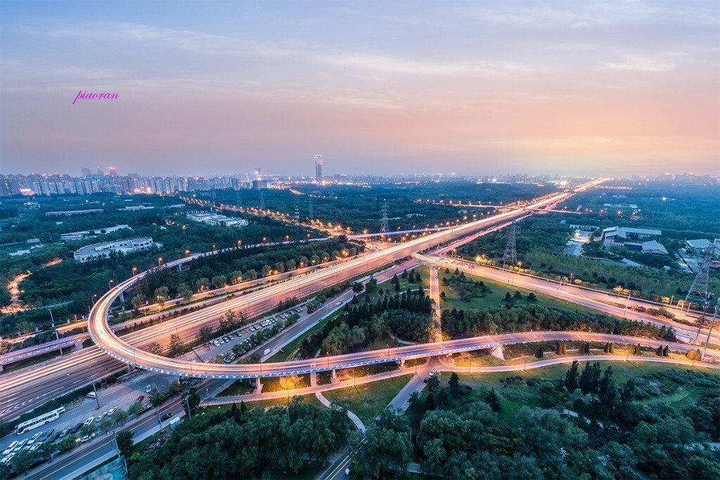 2015.5.29帝都的夕阳和黄昏一起追赶着，我站在这里，看到了你们的暧昧。我想，你们是希望有我这样的看客的。