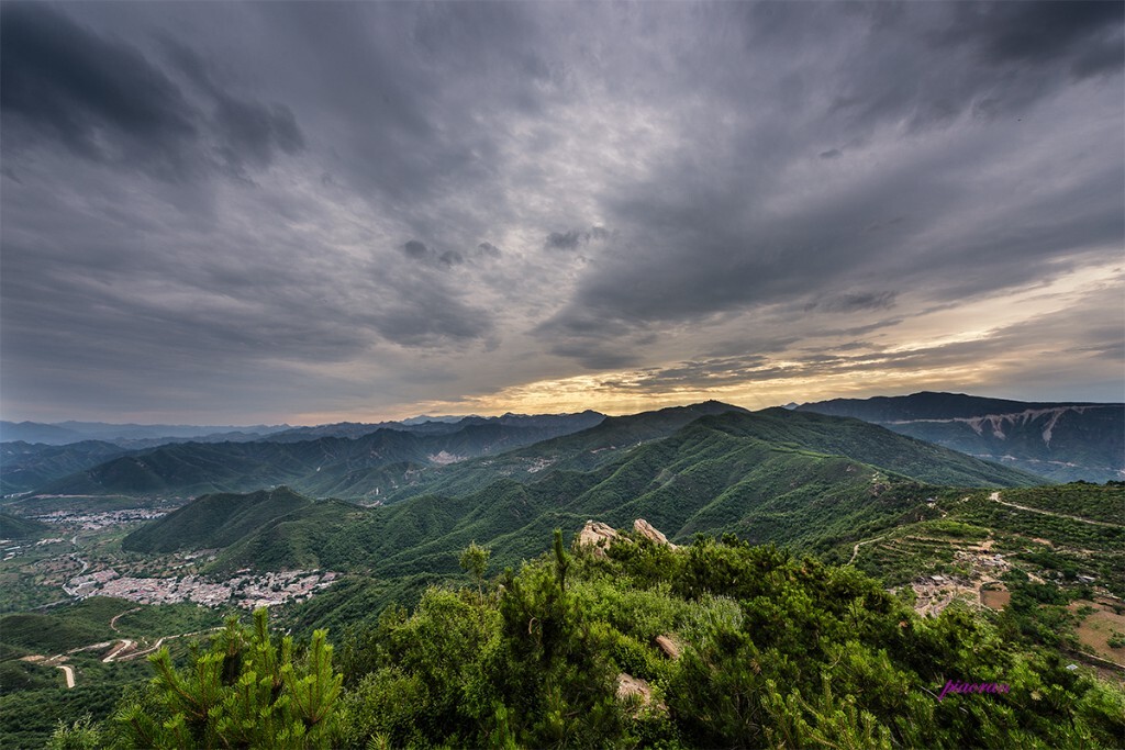 周末的午后，进山休闲，阴雨的天空，没有躲避细雨的骚扰，登山远眺，美景无意间收获。