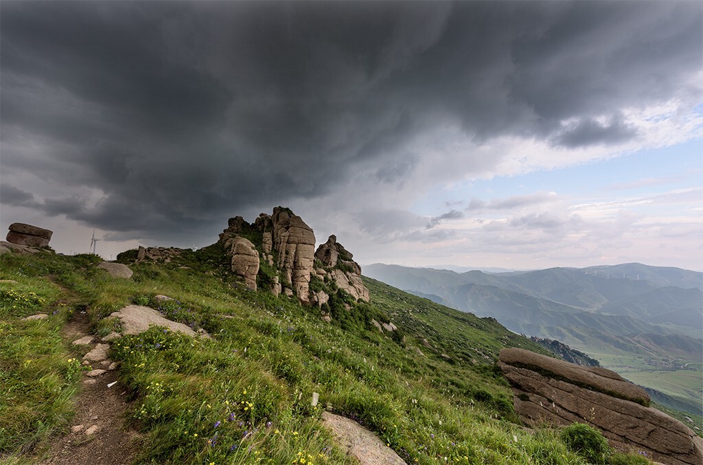 阳光总在风雨后，乌云后面是彩虹