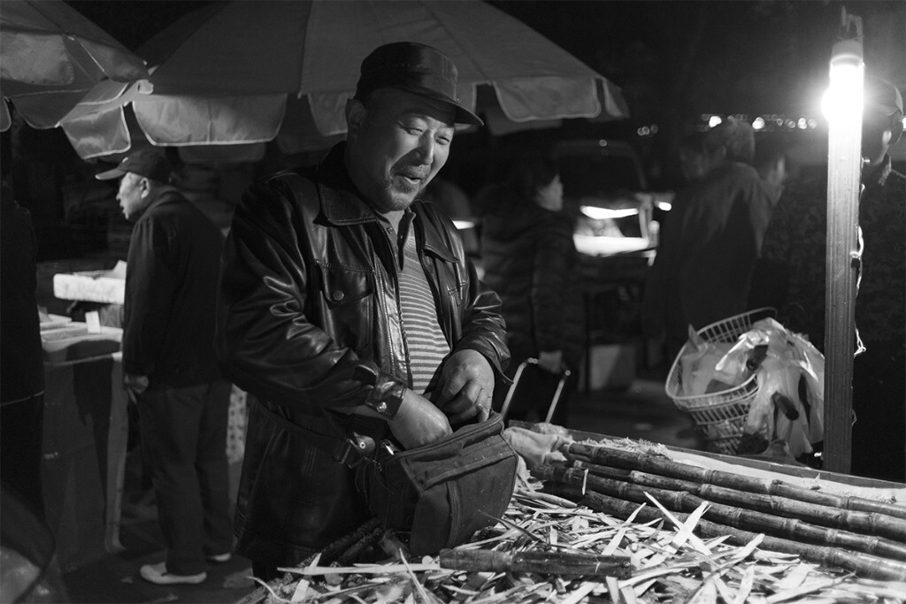 北京街头夜市，存在即是道理。他们生活在城市的边缘，找到彼此需要的人群，过着自己的快乐人生。