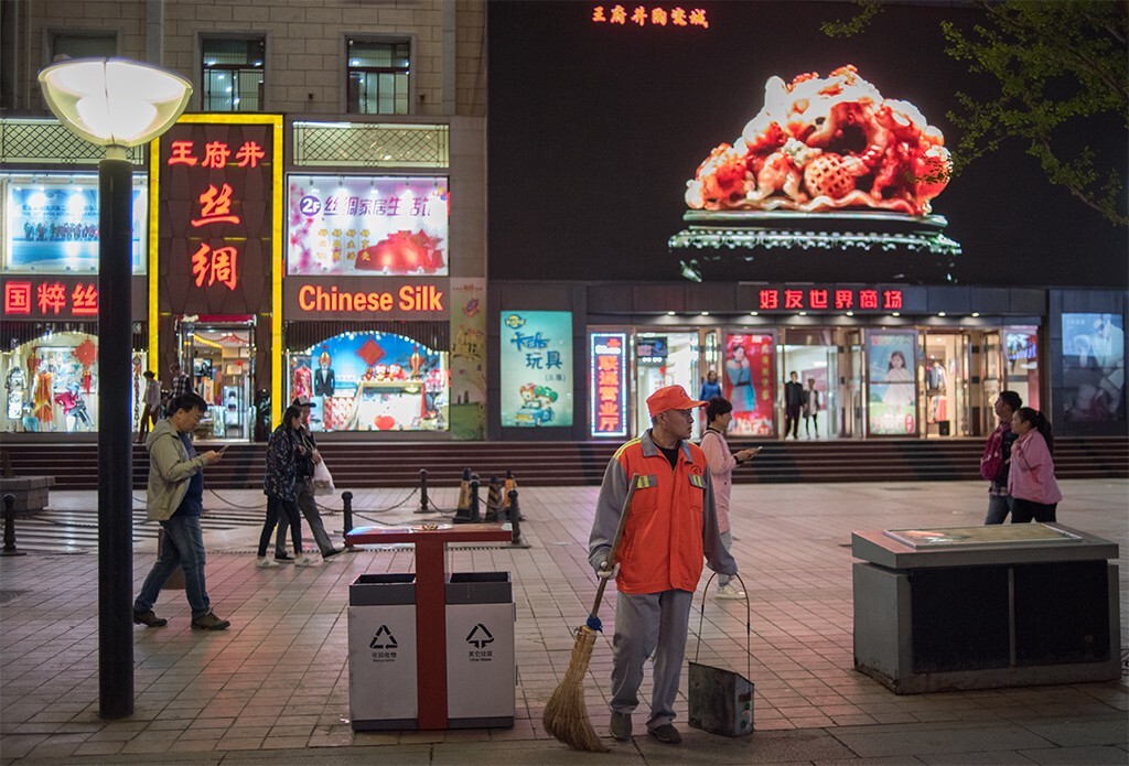 王府井的春夜，环卫工人还在忙碌的工作着，周边已是匆忙回家的夜归人，那一份坚守，让我们多的是干净整洁的街道。