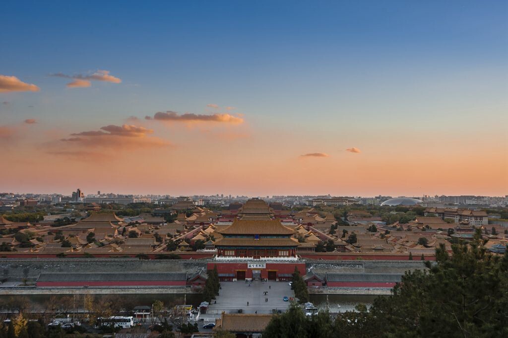 登长亭望故宫，飘红霞美帝都