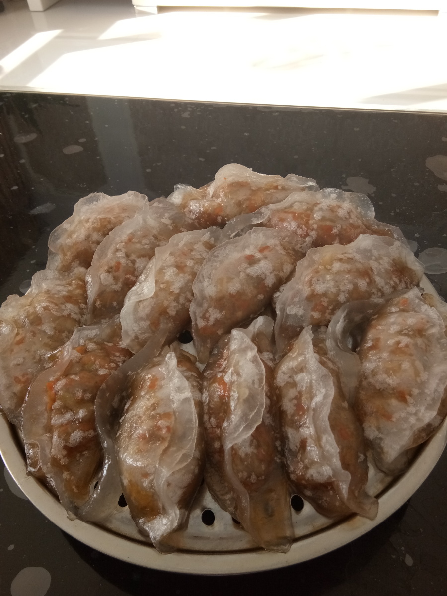 过生日时吃到爱人亲手擀的长寿面和妈妈做的玻璃饺子心里