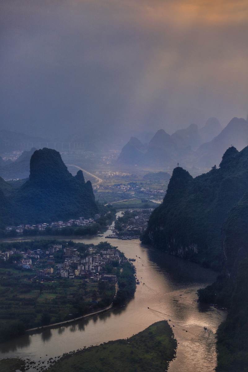 日出佛光普照大地