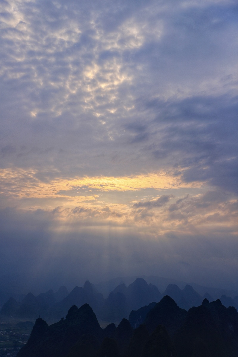 日出佛光普照大地