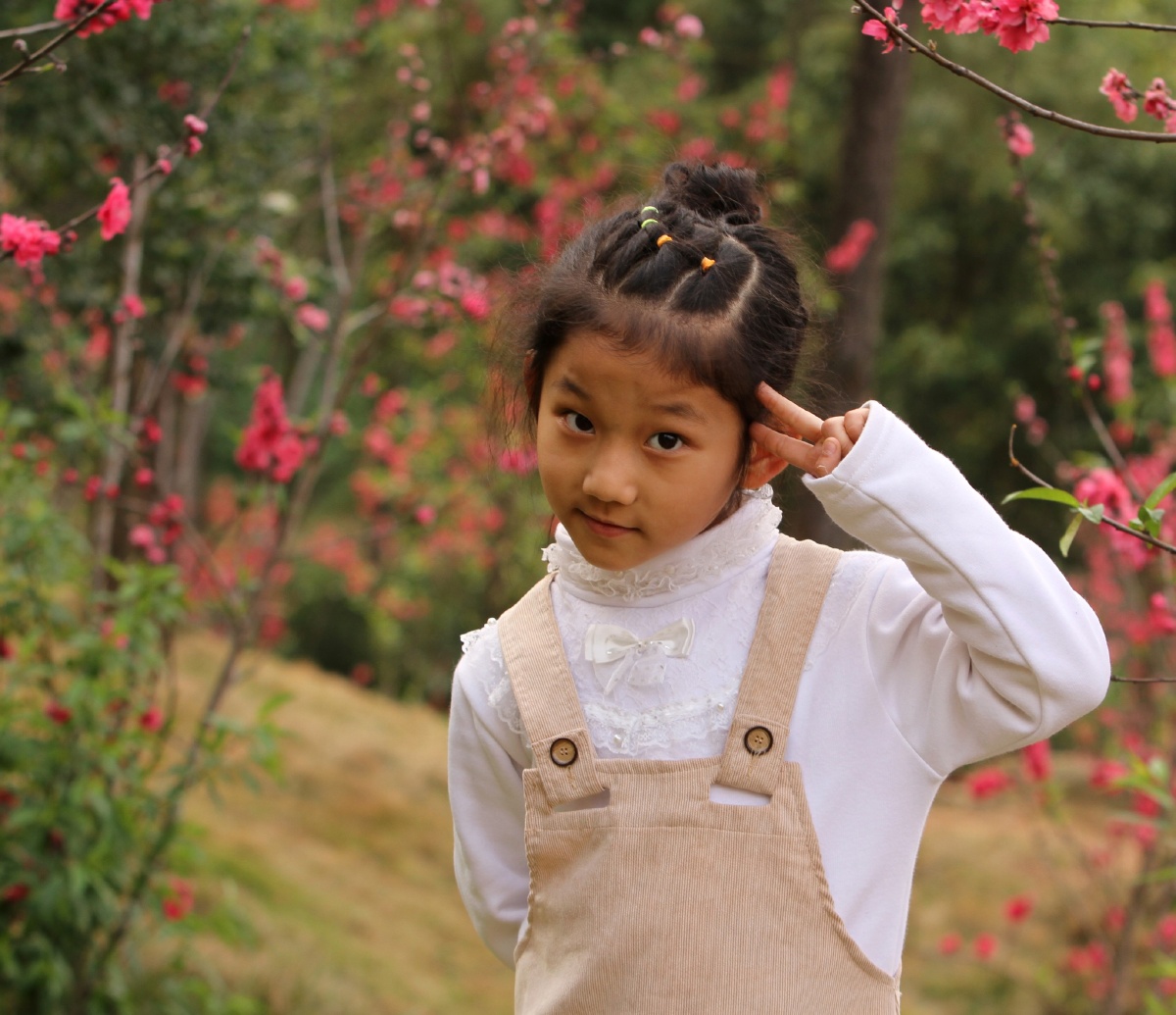 看镜头的小女孩