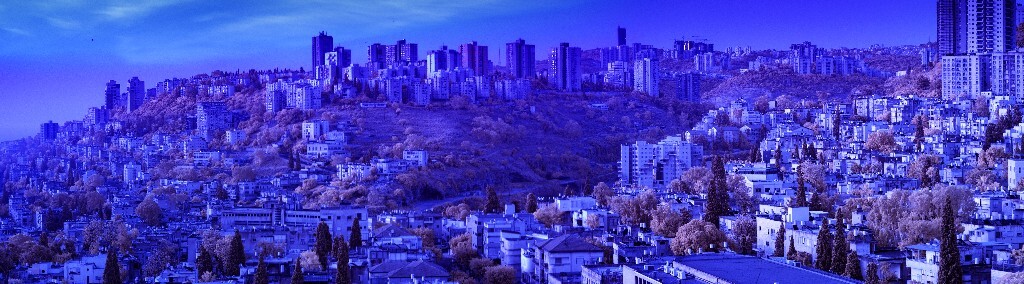 海法（Haifa）是以色列国第三大城市，海法港为中东地区著名港口，此为红外摄影的城市全景图。