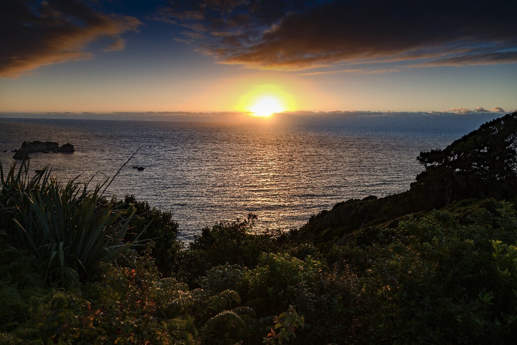 夕阳西沉，云影流动，相机的快门打开再关上，忘了时间，忘了自己是谁——人在大自然之中，不管时间与空间，都是何等渺小！