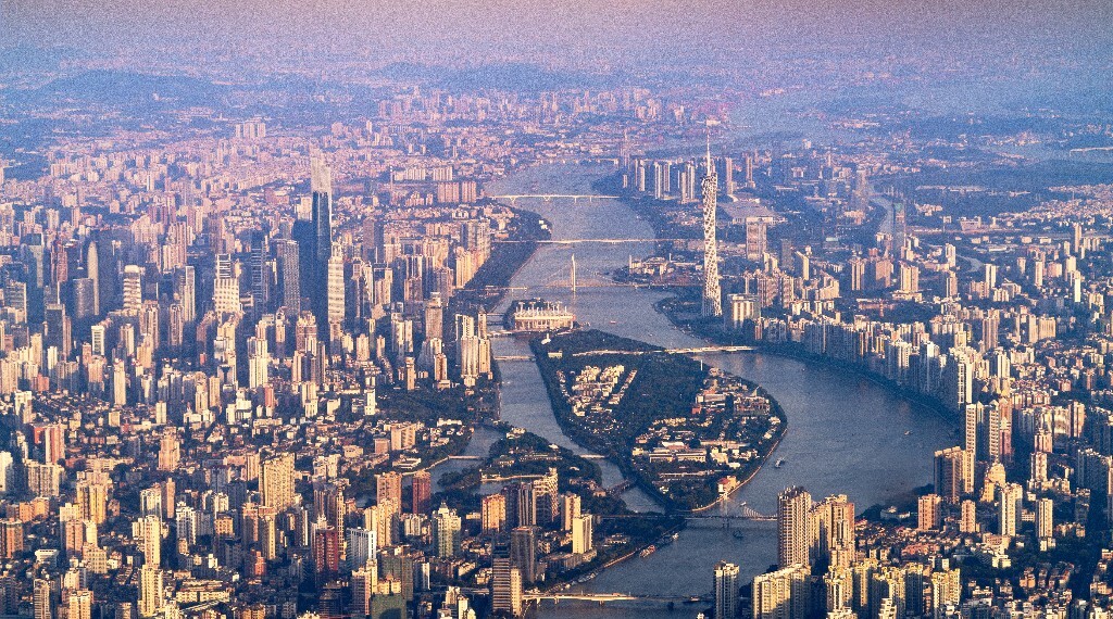 这时地平线那端<br />
有南风吹来<br />
太平洋的涡流<br />
和同样广阔的天空<br />
只有海<br />
海包容一切<br />
<br />
——《只有海》