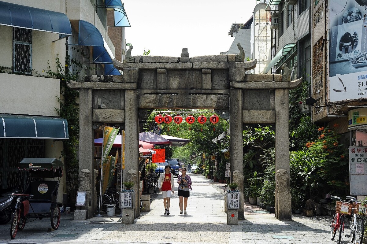 “子曰”雕塑的对面<br />
“全台首学”的对面<br />
台南孔庙的对面<br />
有条窄窄的古巷<br />
两个女生<br />
自自然然<br />
轻轻松松<br />
走过挂着灯笼的牌坊<br />
那年春天就是这样子<br />
一去不返……<br />
