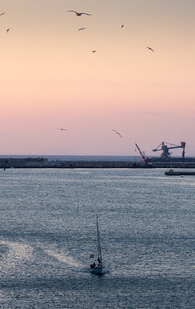 从来懒，几乎没怎么拍日出，除非失眠早起；夕阳则百拍不厌，胶片相机时偏爱柯达的金色，那就是斜阳夕照特有的色温，尤其在秋天；夕阳照耀着老欧洲，金光灿烂中淡淡唏嘘，这些，我不想用语言表述。