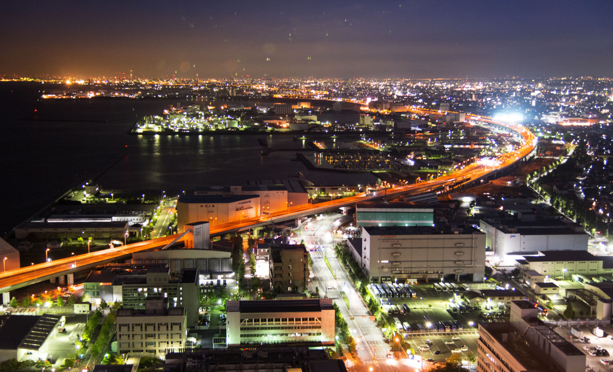 大阪港之夜,车水马龙的道路是阪神高速,近处类似仓库的物体为关西大学