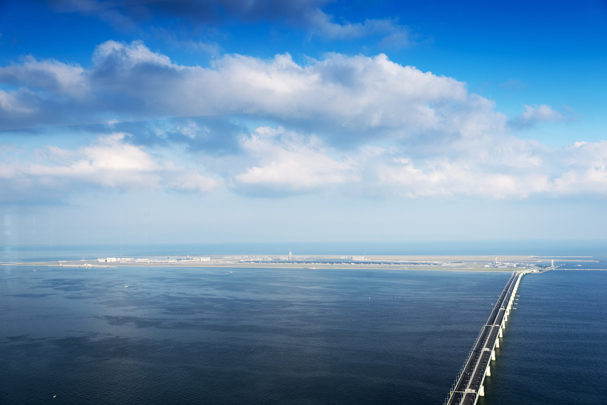 即大阪关西国际空港,建造在大阪湾的人工岛屿上,有跨海大桥(公路,铁路