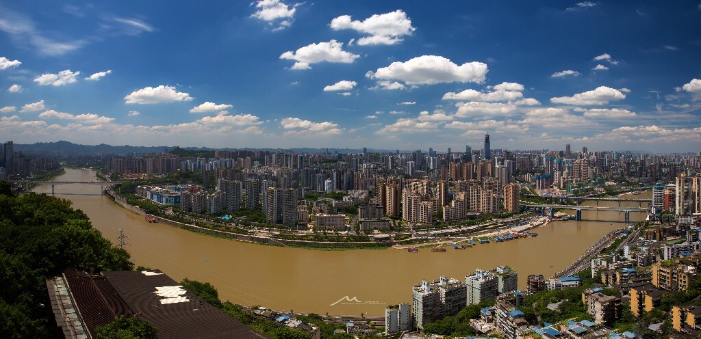 超过40度，到揽胜楼才14：00钟，楼顶已有几位爱好者把枪架起了。由于还要走别的地方，拍了几张今年最蓝，最透的天空