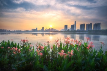 湖畔晚霞