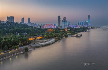 站在桥头望晴川