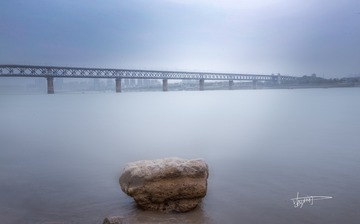 平静的江面