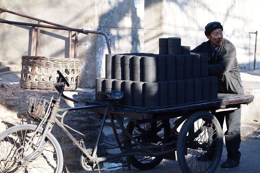 幸福大街所见(5)<br />
老北京的送煤工大部分是来自河北，小时候常见。随着城市的发展，岁月的流逝，人们逐渐忘却了这个行当，没想到2011年在幸福大街的胡同里又见久违了的送煤工。