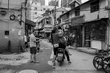 来不及了，快上车