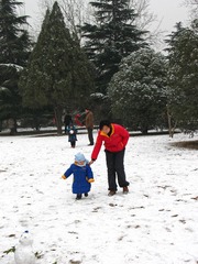 “带着孩子去踏雪”  裴振喜   摄
