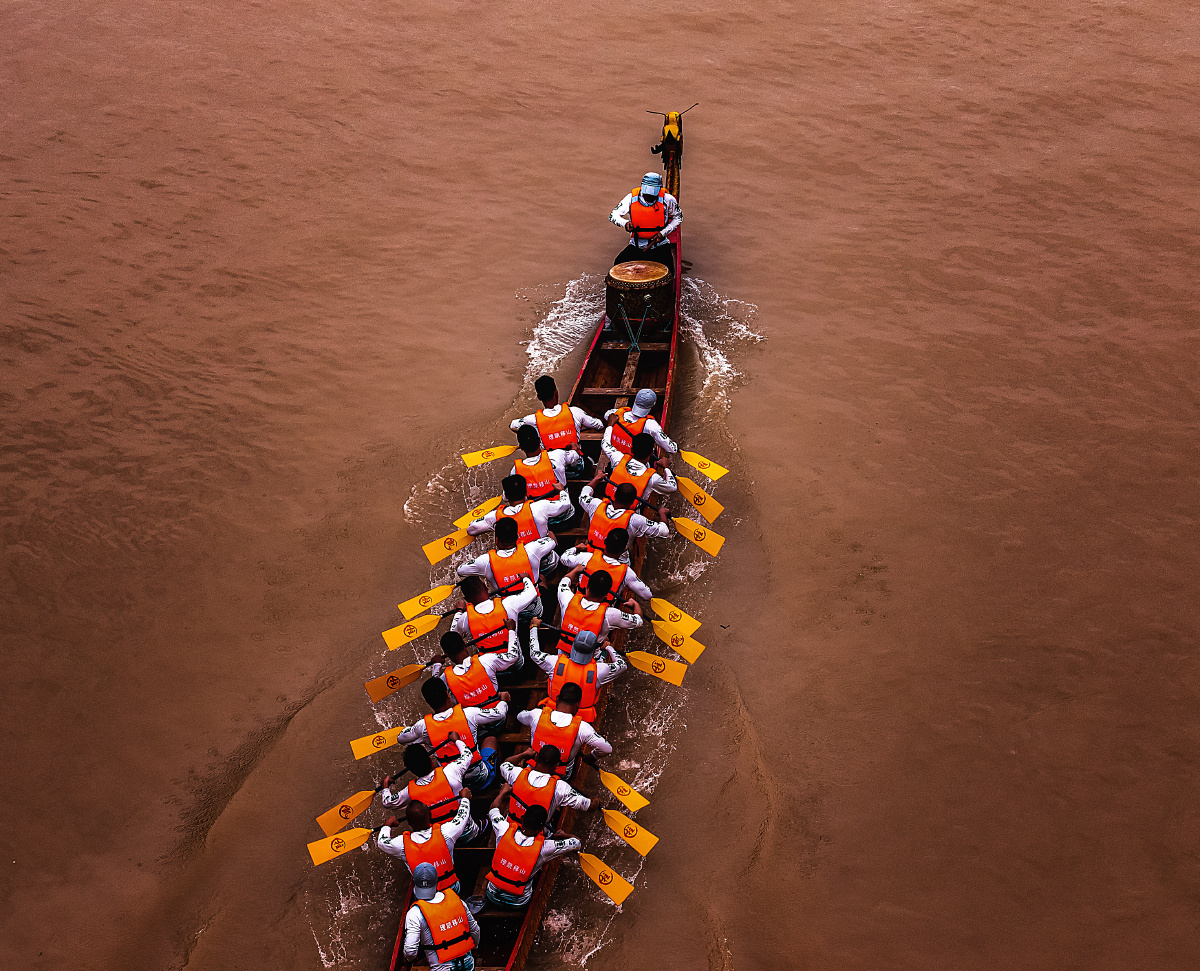 众人划桨砥砺前行